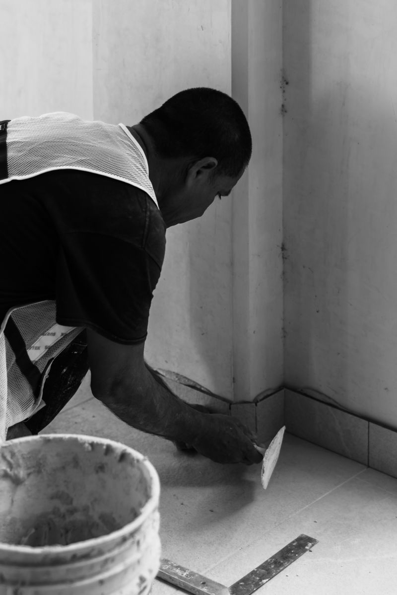 Trabajador dando acabado a un muro