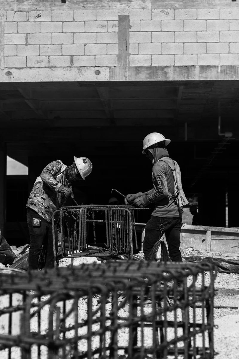 Trabajadores armando acero de refuerzo