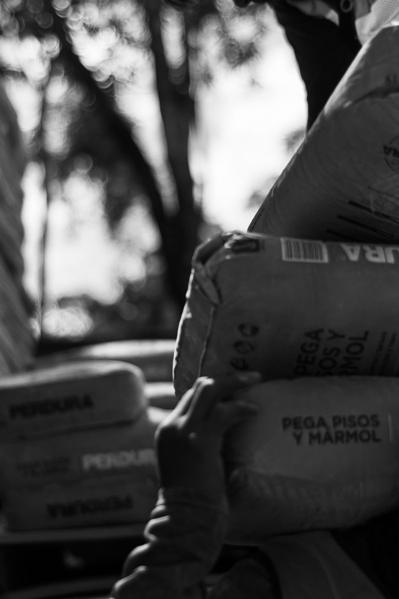 Trabajador cargando sacos de cemento