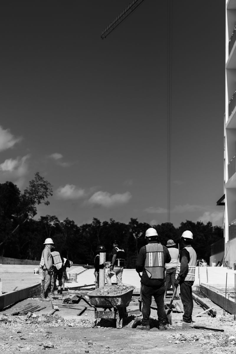 Cuadrilla de Regio BG caminando en obra