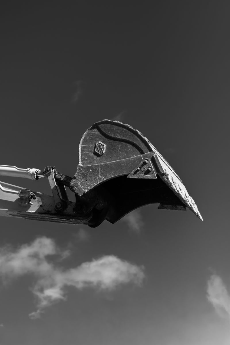Cucharón de excavadora contra el cielo