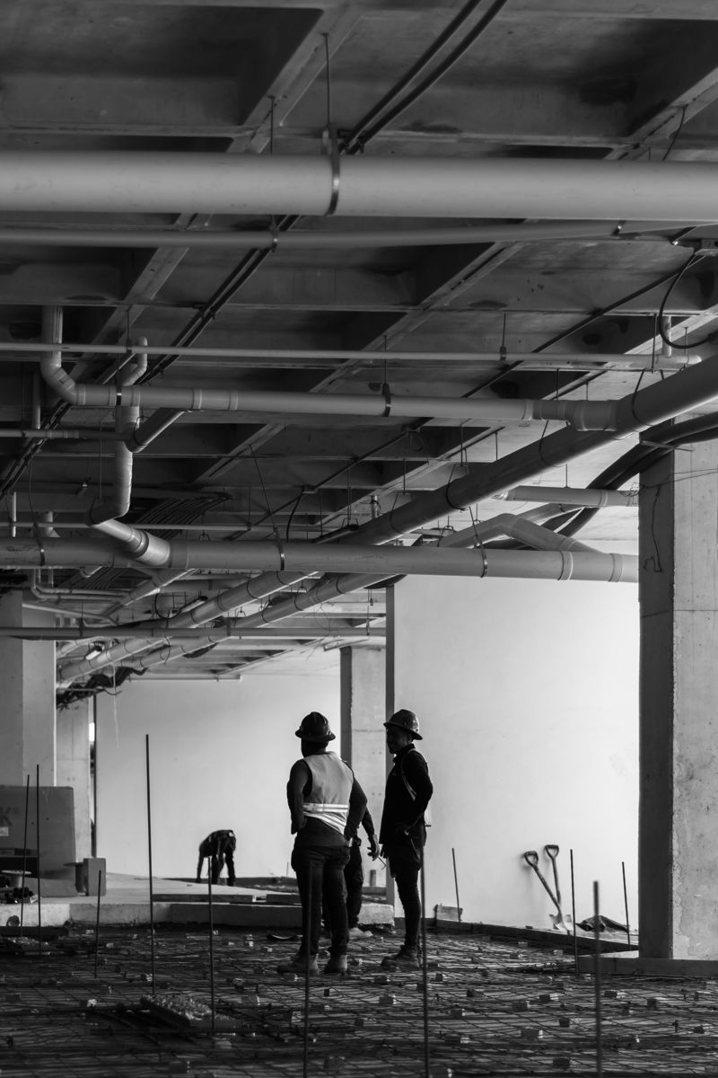 Equipo revisando un interior en obra negra