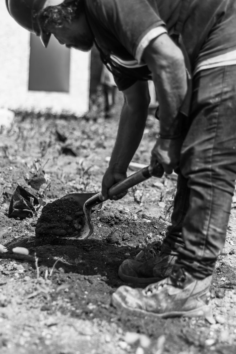 Trabajador con pala en obra