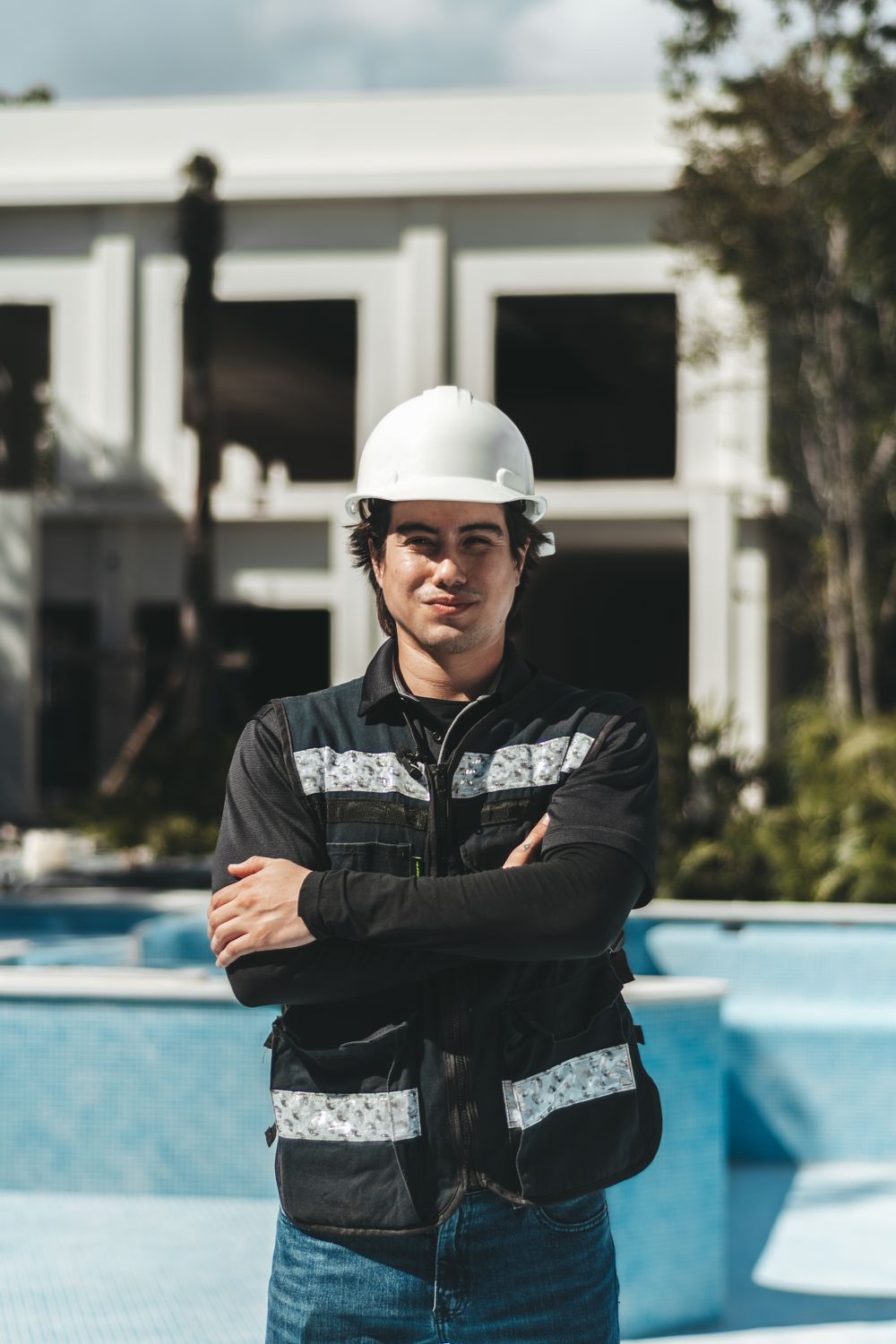 Ingeniero de Regio BG en obra con casco y chaleco