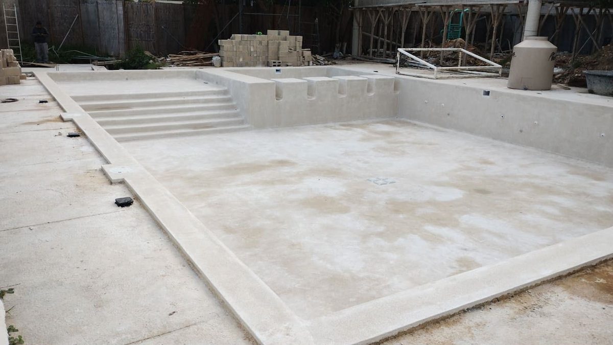 Alberca en construcción en Liverté Cancún